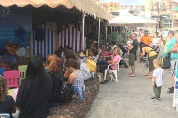 La BiblipPlaya de Telde distrae a los menores con cuentos y canciones/TA.